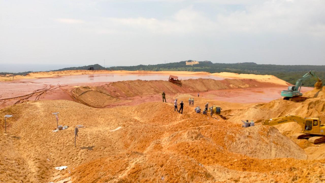 Hiện tại, lực lượng chức năng tỉnh Bình Thuận vẫn đang tìm kiếm 2 nạn nhân còn lại, gồm Huỳnh Tấn Phước (sinh năm 1979, trú tại phường Xuân An, TP Phan Thiết, tỉnh Bình Thuận) và Nguyễn Văn Nam (sinh năm 1991, trú tại xã Tân Tiến, thị xã La Gi, tỉnh Bình Thuận).