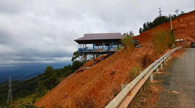 Quán Panorama xây dựng trên phần đất lấn chiếm. Ảnh: Zing. Quán Panorama xây dựng trên phần đất lấn chiếm. Ảnh: Zing.