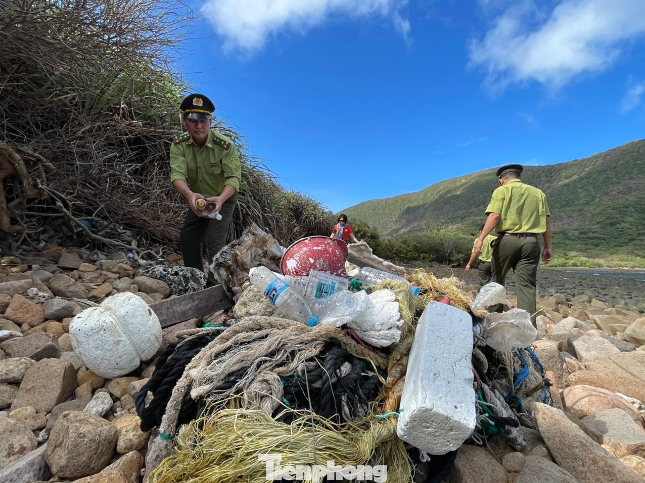 Hòn Bảy Cạnh (thuộc Vườn Quốc Gia Côn Đảo) là nơi có rùa lên bờ đẻ trứng nhiều nhất ở Việt Nam, việc này ảnh hưởng khá nhiều đến quá trình phát triển của rùa con.
