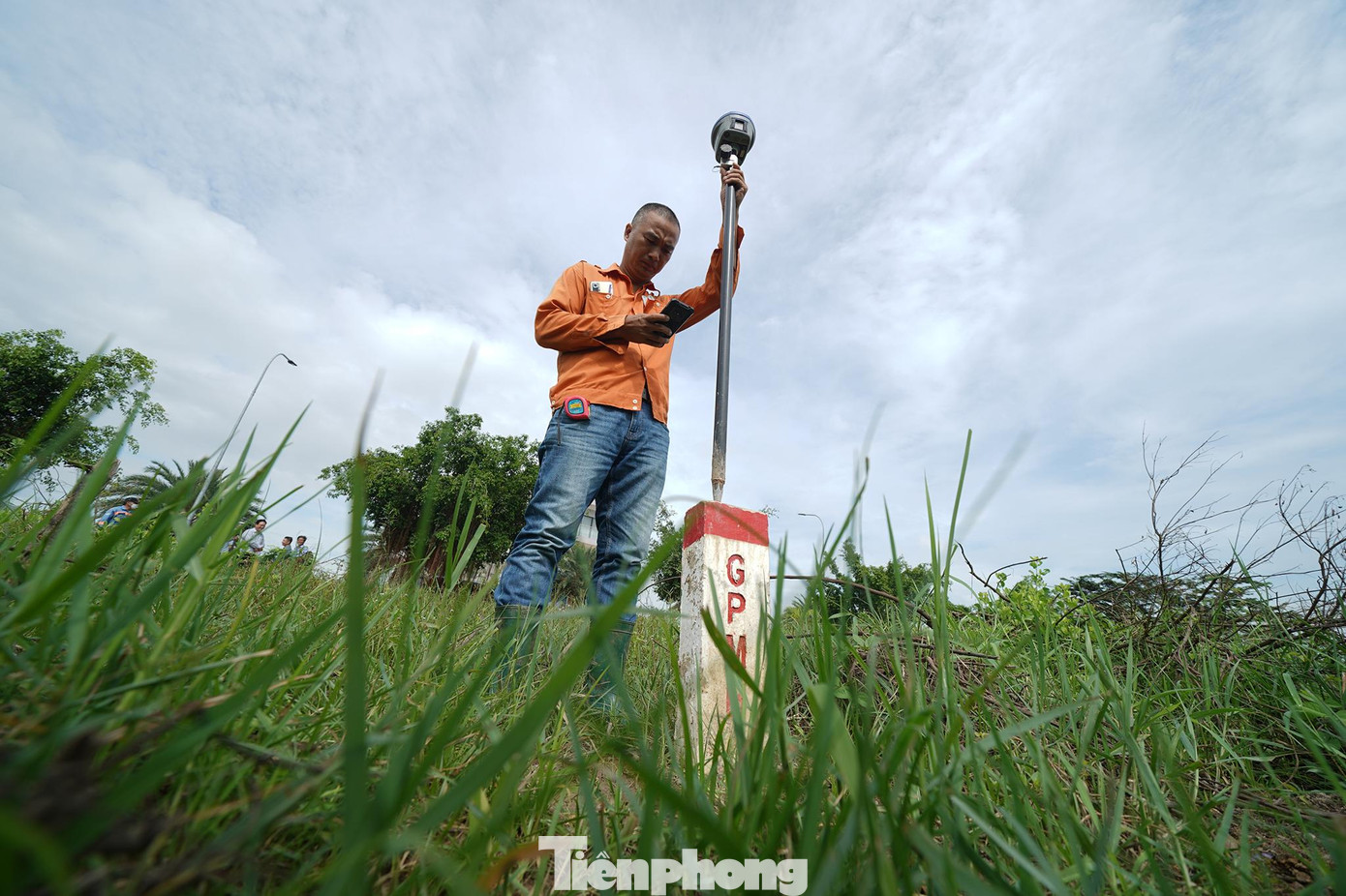 Công nhân của Tổng công ty Tư vấn thiết kế giao thông vận tải (TEDI) cầm thiết bị chuyên dụng để đo, xác định vị trí của các cọc sẽ cắm tiếp theo.
