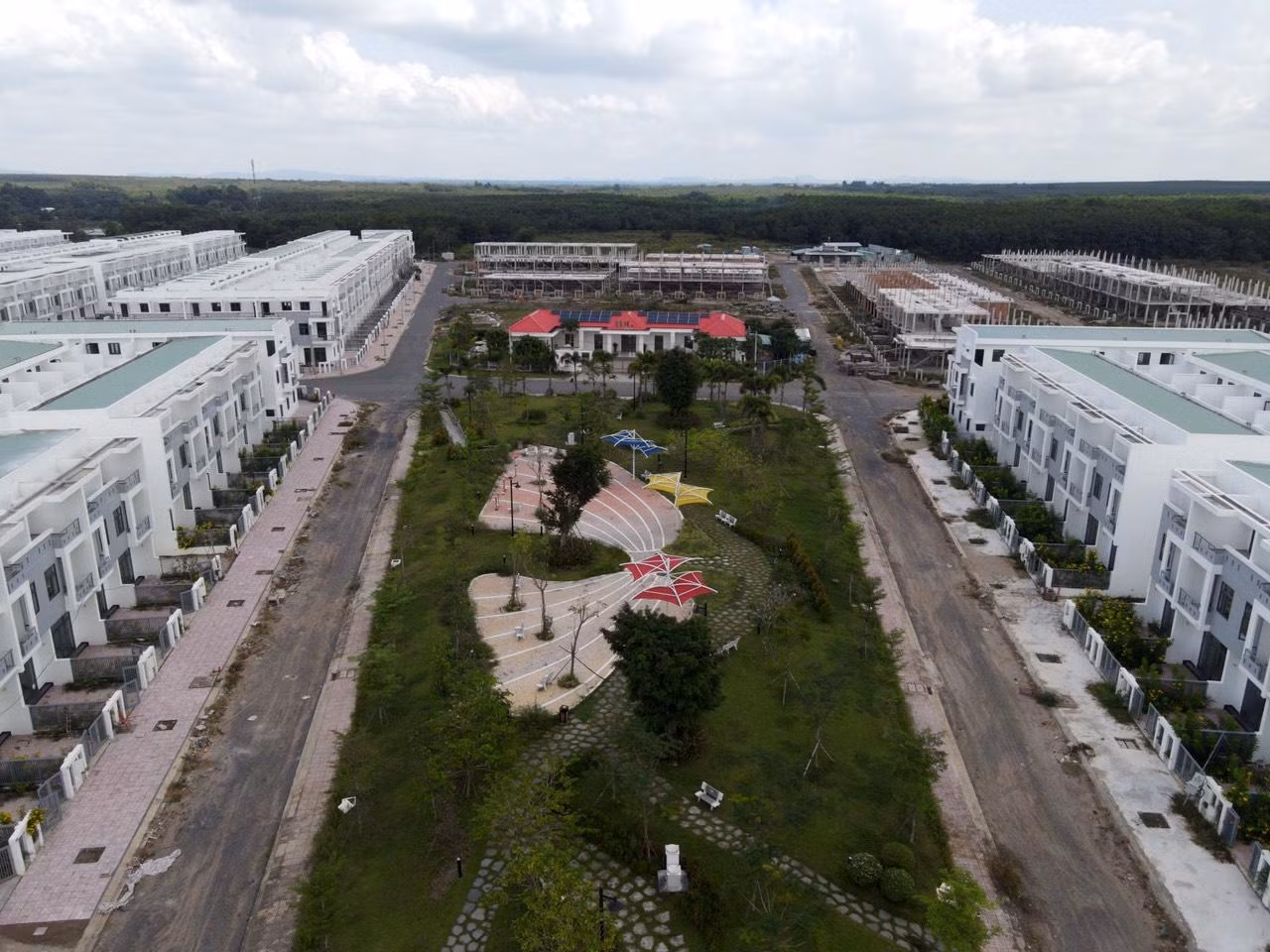 Ngoài ra, UBND tỉnh Đồng Nai cũng giao Sở Xây dựng, Sở Tài nguyên Môi trường, Sở Kế hoạch Đầu tư, Sở Tư pháp phối hợp với UBND huyện Trảng Bom và các đơn vị liên quan rà soát hồ sơ, xác định cơ sở pháp lý tiếp tục cho hoàn thiện các thủ tục về đất đai, xây dựng đầu tư đối với các vi phạm của dự án Khu dân cư Tân Thịnh.