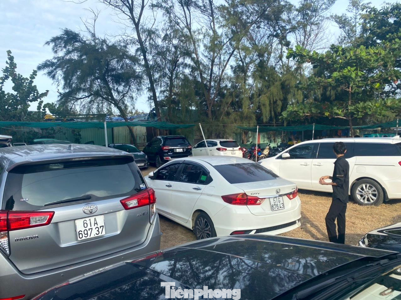 Ngân sách tỉnh Bà Rịa-Vũng Tàu đầu tư xây dựng hệ thống kè, đường nội bộ, cây xanh, điện nước, bãi đậu xe... nhưng 9 doanh nghiệp kinh doanh dịch vụ du lịch lại thu tiền bỏ vào túi riêng. Ngân sách tỉnh Bà Rịa-Vũng Tàu đầu tư xây dựng hệ thống kè, đường nội bộ, cây xanh, điện nước, bãi đậu xe... nhưng 9 doanh nghiệp kinh doanh dịch vụ du lịch lại thu tiền bỏ vào túi riêng.