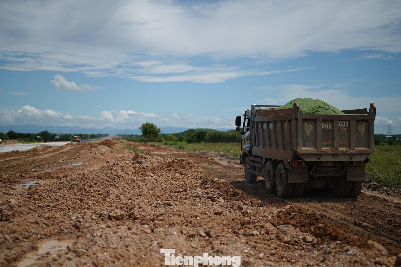 Hiện nay, sản lượng thi công đã tăng gần 1,5 lần so với thời điểm đầu tháng 9/2022. Hiện nay, sản lượng thi công đã tăng gần 1,5 lần so với thời điểm đầu tháng 9/2022.