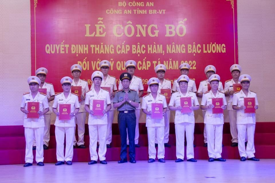 Đại tá Bùi Văn Thảo, Giám đốc Công an tỉnh Bà Rịa-Vũng Tàu trao quyết định thăng cấp bậc hàm từ trung tá lên thượng tá cho các cán bộ, chiến sĩ. Đại tá Bùi Văn Thảo, Giám đốc Công an tỉnh Bà Rịa-Vũng Tàu trao quyết định thăng cấp bậc hàm từ trung tá lên thượng tá cho các cán bộ, chiến sĩ.
