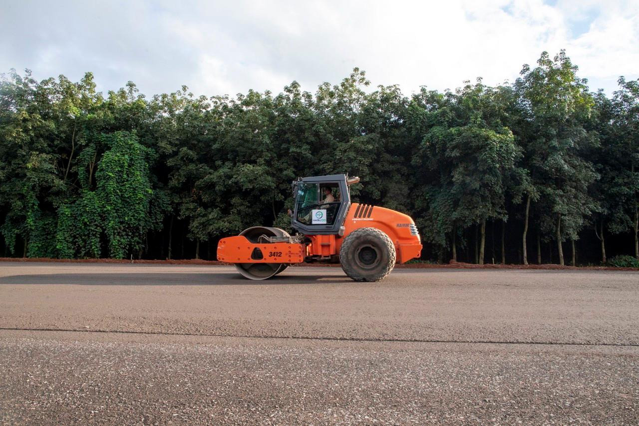 Theo Ban Quản lý dự án Thăng Long (đại diện chủ đầu tư dự án), hiện nay công tác giải phóng mặt bằng đã cơ bản hoàn thành, các nhà thầu đang triển khai nhiều mũi thi công toàn tuyến ngày đêm tăng ca để đẩy nhanh tiến độ.
