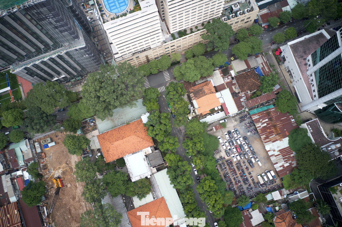 Ngay sau đó, Vinafood 2 nhanh chóng thoái vốn tại công ty liên doanh, chuyển nhượng khu đất trên cho Công ty TNHH TM Quảng cáo Xây dựng Địa ốc Việt Hân với giá 570 tỷ đồng. Ngay sau đó, Vinafood 2 nhanh chóng thoái vốn tại công ty liên doanh, chuyển nhượng khu đất trên cho Công ty TNHH TM Quảng cáo Xây dựng Địa ốc Việt Hân với giá 570 tỷ đồng.