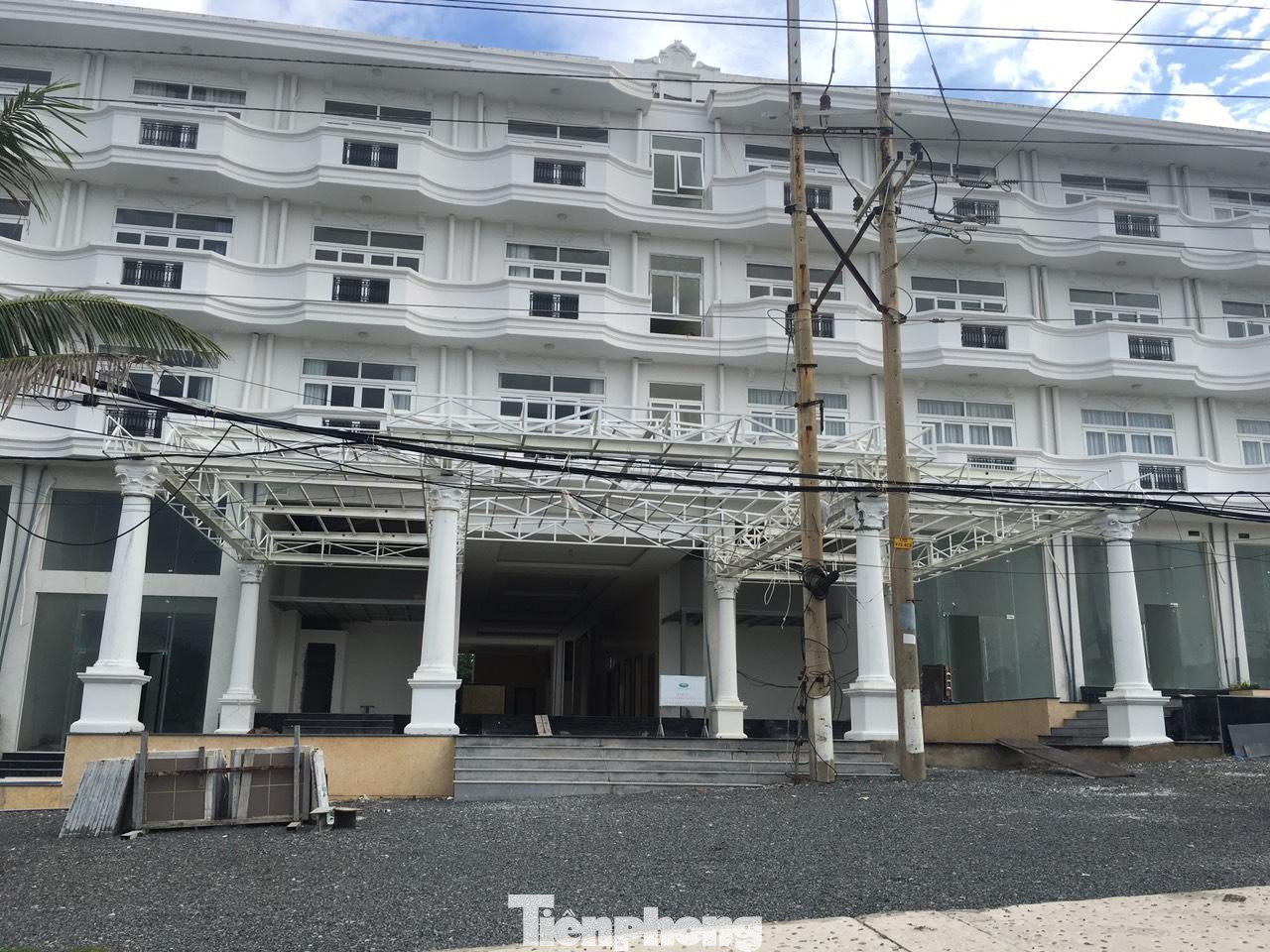 Còn hiện tại, nhiều doanh nghiệp đổ tiền vào Mũi Kê Gà nhằm biến nơi này thành Mũi Né thứ 2 đang phải "sống thực vật". Còn hiện tại, nhiều doanh nghiệp đổ tiền vào Mũi Kê Gà nhằm biến nơi này thành Mũi Né thứ 2 đang phải "sống thực vật".