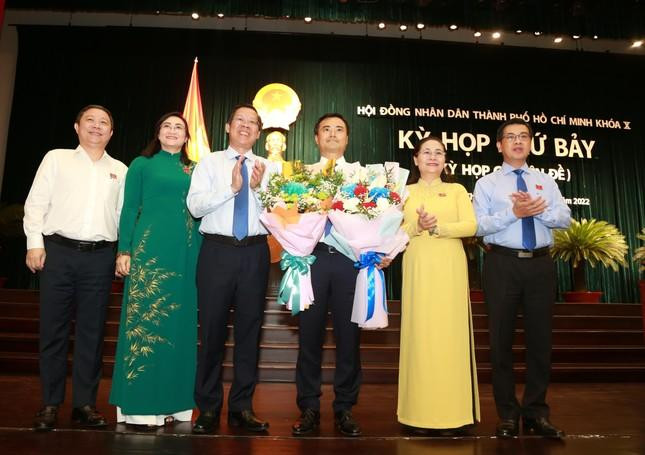 Thường trực HĐND - UBND TPHCM chúc mừng ông Bùi Xuân Cường tại kỳ họp. Ảnh: Ngô Tùng.