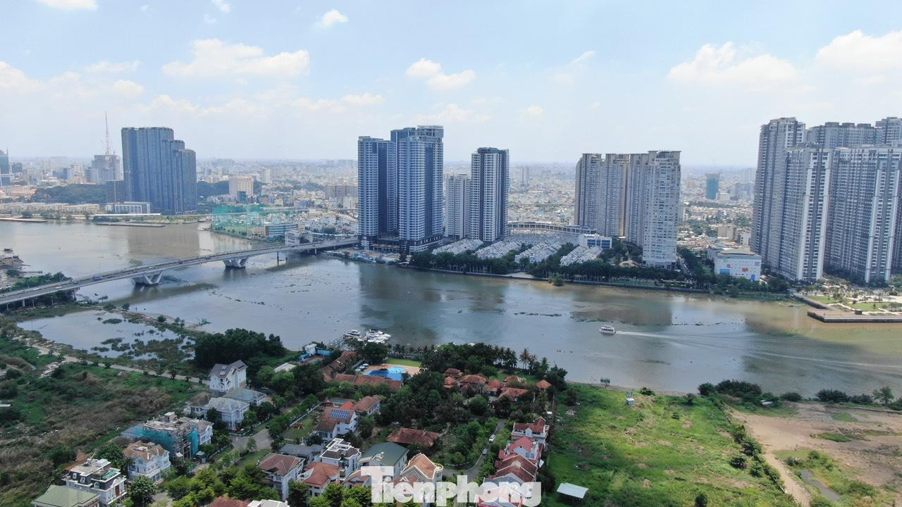 Toàn bộ đoạn sông Sài Gòn đẹp nhất của TPHCM gần như đi qua địa bàn Thủ Đức. Do đó, Thủ Đức cần chú trọng quy hoạch và khai thác loại hình thể thao gắn với sông nước, bến đậu du thuyền, ca nô trên sông Sài Gòn.