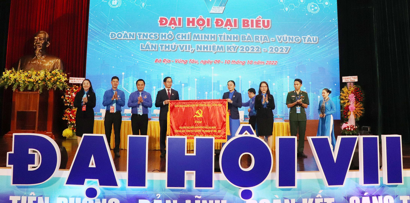 Bí thư Tỉnh ủy Bà Rịa-Vũng Tàu Phạm Viết Thanh tặng bức trướng với dòng chữ "Khát vọng-Tiên phong-Bản lĩnh-Đoàn kết-Sáng tạo" cho tuổi trẻ tỉnh Bà Rịa-Vũng Tàu.