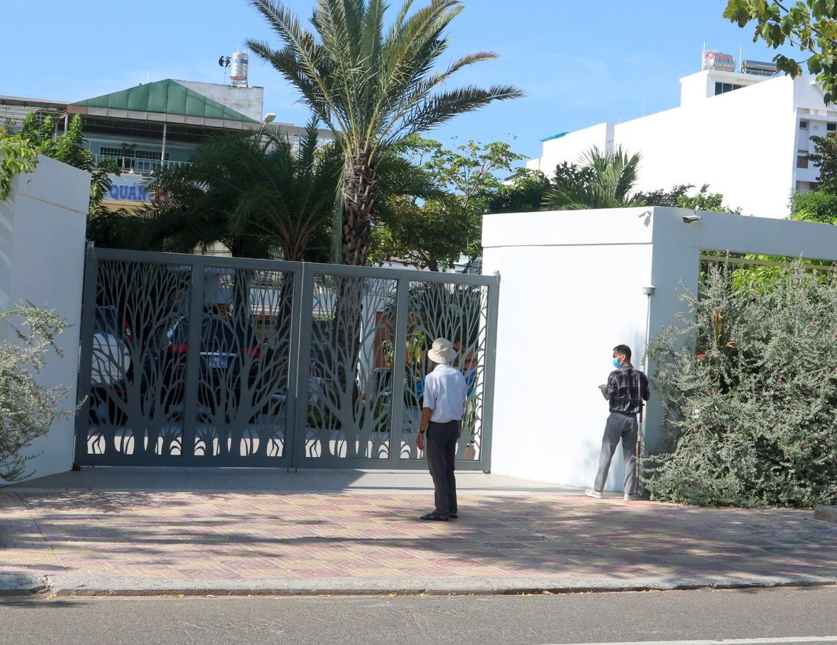 Xe của Bộ Công an chạy vào bên trong Trường Mầm non Lê Quý Đôn. Xe của Bộ Công an chạy vào bên trong Trường Mầm non Lê Quý Đôn.