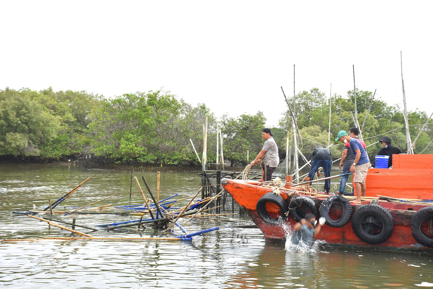 Lực lượng chức năng huyện Long Điền tiến hành cưỡng chế các đăng đáy xây dựng ngoài vùng quy hoạch. Ảnh: Báo BRVT.