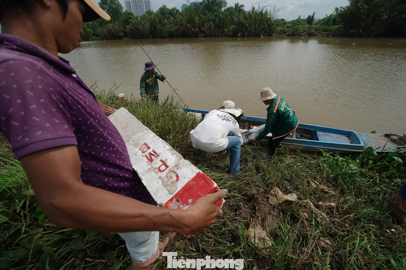 Để mang qua bờ bên kia sông.