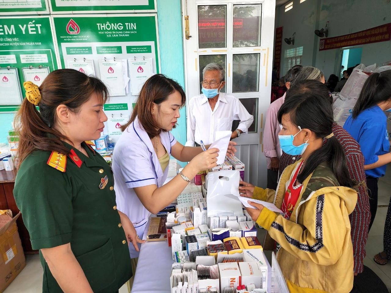 Bệnh viện Quân Y 175 cấp thuốc cho bà con sau khi thăm khám.