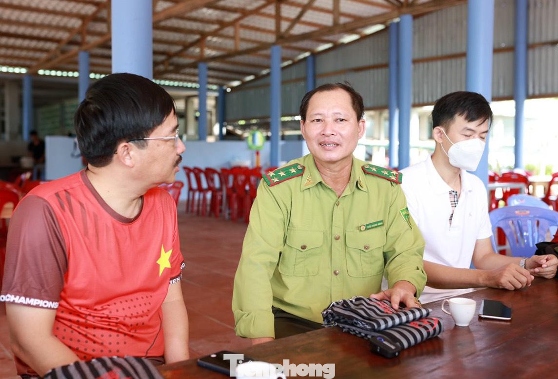 Sáng 23/3, đoàn công tác báo Tiền Phong do đồng chí Vũ Tiến - Phó Tổng biên tập, dẫn đầu, đã đến thăm và làm việc với Trạm Kiểm lâm Hòn Bảy Cạnh, thuộc Hạt kiểm lâm Vuờn quốc gia Côn Đảo, huyện Côn Đảo, tỉnh Bà Rịa-Vũng Tàu.