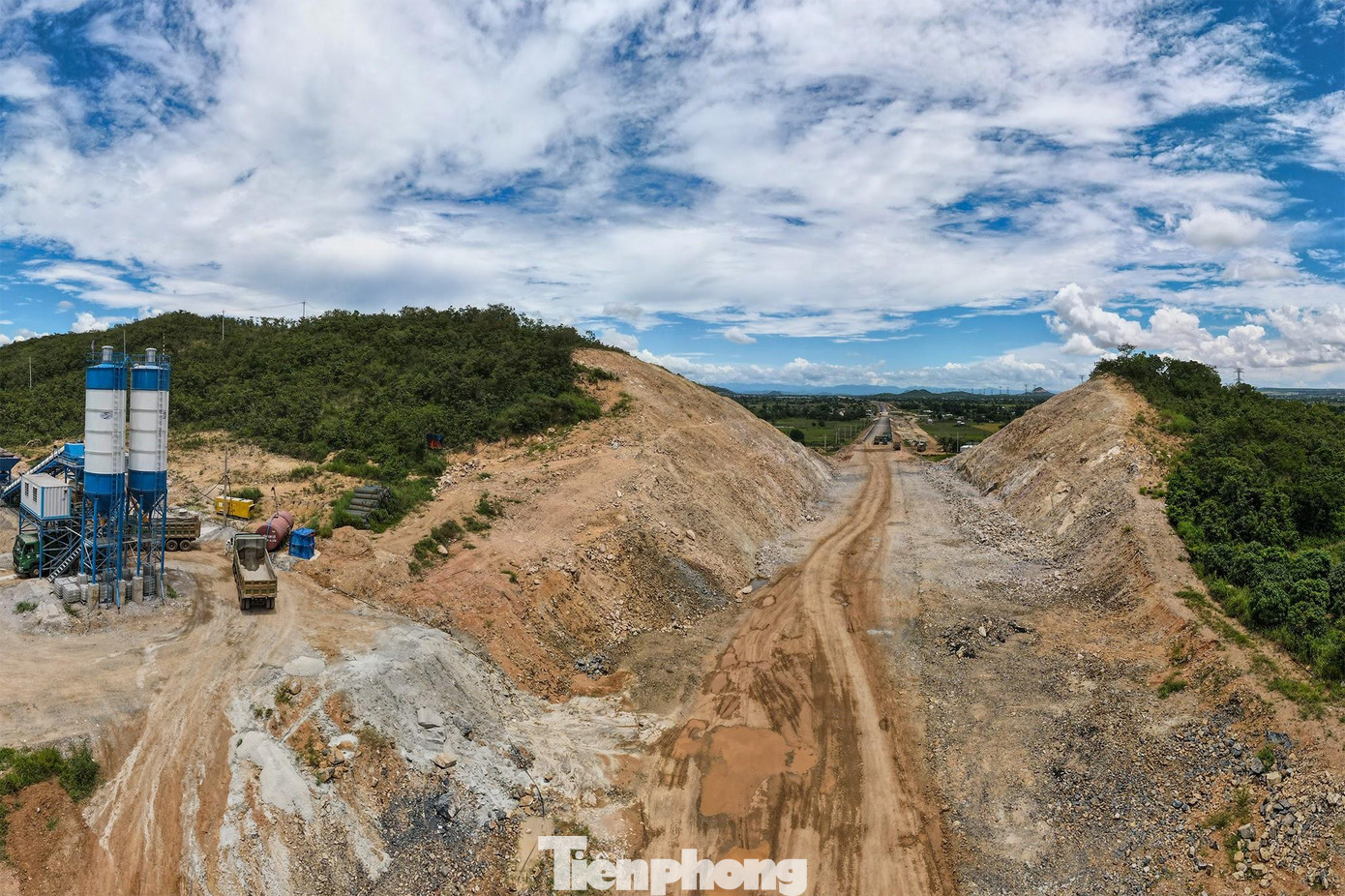 Địa hình thi công dự án cao tốc Vĩnh Hảo - Phan Thiết khá phức tạp, nhiều đoạn phải nổ mìn, phá núi để mở đường. Địa hình thi công dự án cao tốc Vĩnh Hảo - Phan Thiết khá phức tạp, nhiều đoạn phải nổ mìn, phá núi để mở đường.
