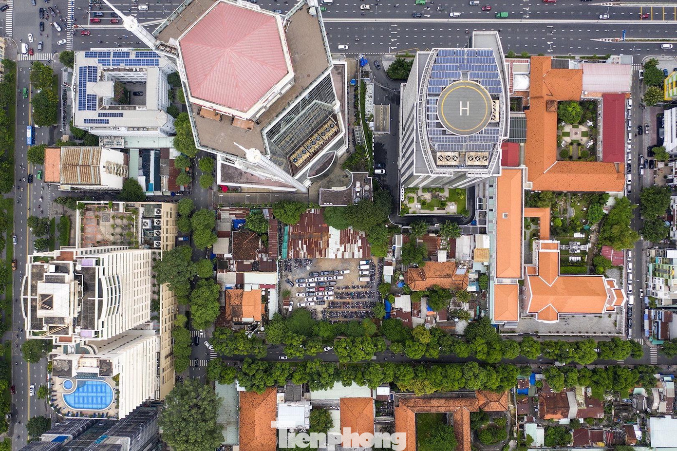 UBND TPHCM vừa có quyết định thu hồi khu đất số 33 Nguyễn Du và số 34-36-42 Chu Mạnh Trinh (phường Bến Nghé, quận 1), rộng 6.274,5m2, thuộc thửa số 6, tờ bản đồ số 17. Khu đất do Công ty TNHH Thương mại Dịch vụ và Xây dựng Việt Hân Sài Gòn nhận chuyển nhượng từ Tổng công ty Lương thực miền Nam-Công ty TNHH một thành viên (Vinafood 2). UBND TPHCM vừa có quyết định thu hồi khu đất số 33 Nguyễn Du và số 34-36-42 Chu Mạnh Trinh (phường Bến Nghé, quận 1), rộng 6.274,5m2, thuộc thửa số 6, tờ bản đồ số 17. Khu đất do Công ty TNHH Thương mại Dịch vụ và Xây dựng Việt Hân Sài Gòn nhận chuyển nhượng từ Tổng công ty Lương thực miền Nam-Công ty TNHH một thành viên (Vinafood 2).