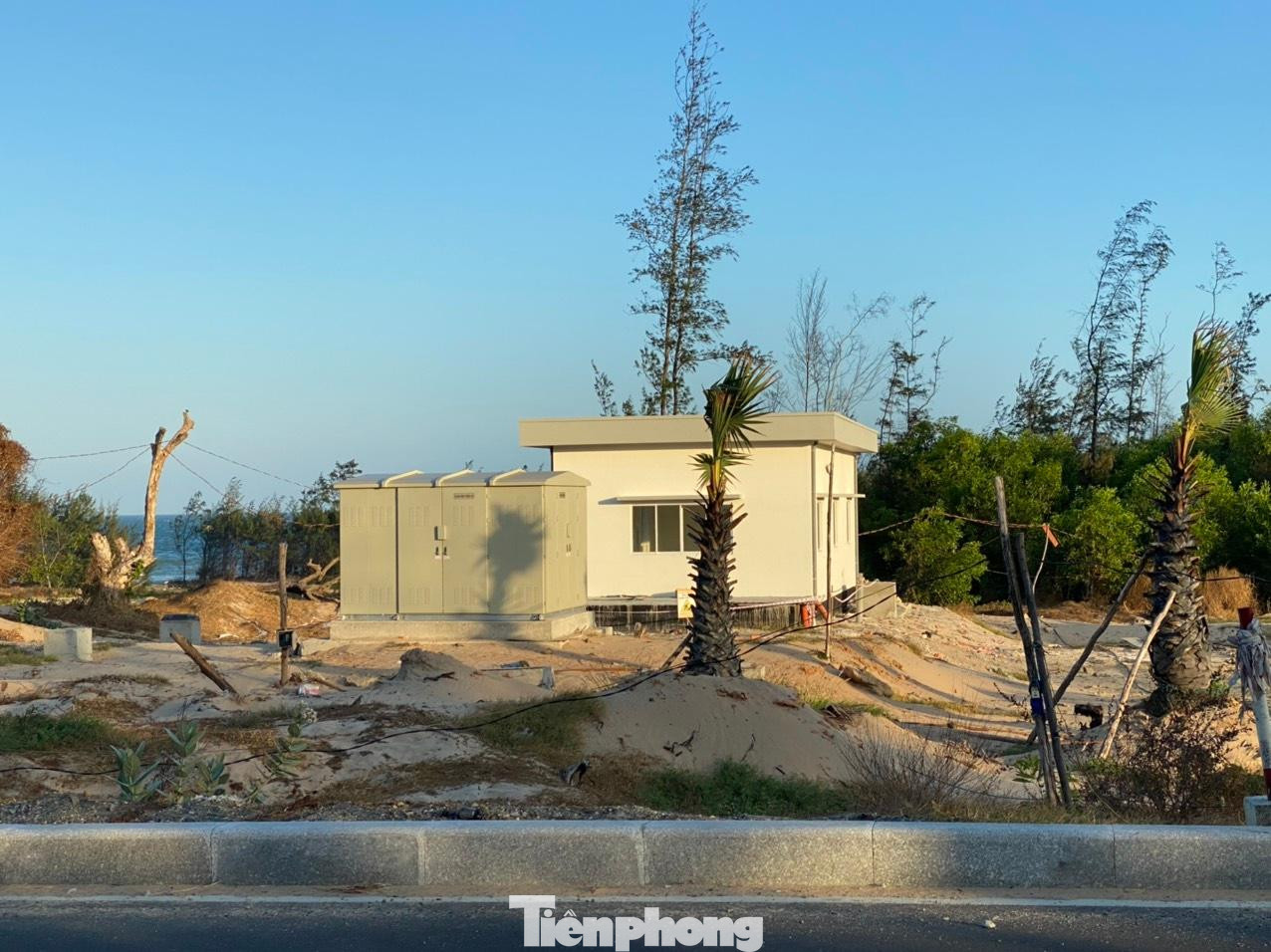 Sau khi có quyết định số 3579/QĐ-UBND ngày 5/12/2016 chấp thuận chủ trương cho Công ty TNHH Biển Quê Hương đầu tư dự án Khu dịch vụ du lịch cộng đồng Biển Quê Hương, chủ đầu tư đã thuê người khai thác diện tích 7,17ha rừng phòng hộ phi lao ven biển, vận chuyển đi nơi khác, thuê xe san ủi đất. Sau khi có quyết định số 3579/QĐ-UBND ngày 5/12/2016 chấp thuận chủ trương cho Công ty TNHH Biển Quê Hương đầu tư dự án Khu dịch vụ du lịch cộng đồng Biển Quê Hương, chủ đầu tư đã thuê người khai thác diện tích 7,17ha rừng phòng hộ phi lao ven biển, vận chuyển đi nơi khác, thuê xe san ủi đất.