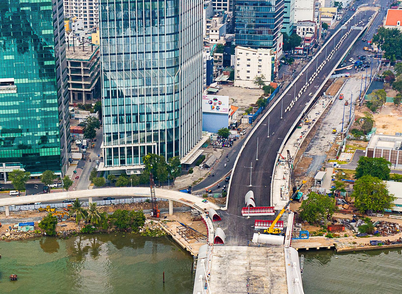 Cận cảnh nhánh cầu Thủ Thiêm 2 trên đường Tôn Đức Thắng, quận 1. Cận cảnh nhánh cầu Thủ Thiêm 2 trên đường Tôn Đức Thắng, quận 1.