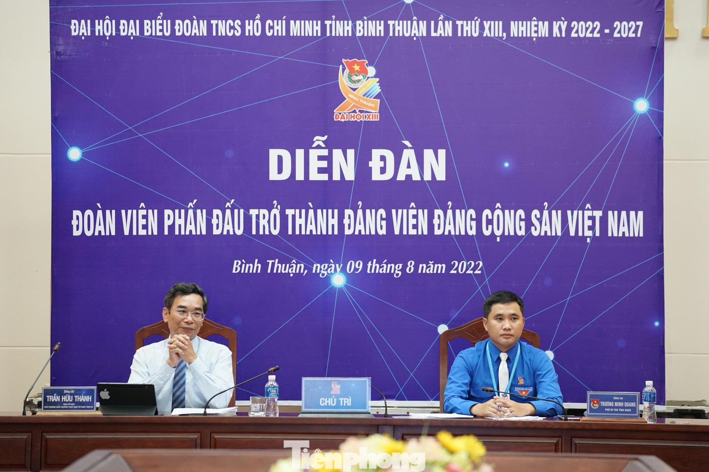 Ông Trần Hữu Thành - Tỉnh ủy viên, Phó Trưởng ban Thường trực Ban tổ chức Tỉnh ủy Bình Thuận và anh Trương Minh Quang - Phó Bí thư Tỉnh Đoàn Bình Thuận chủ trì diễn đàn. Ông Trần Hữu Thành - Tỉnh ủy viên, Phó Trưởng ban Thường trực Ban tổ chức Tỉnh ủy Bình Thuận và anh Trương Minh Quang - Phó Bí thư Tỉnh Đoàn Bình Thuận chủ trì diễn đàn.