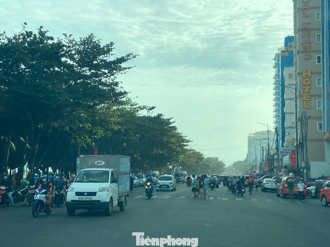 Trên các con đường, xe cộ tấp nập.