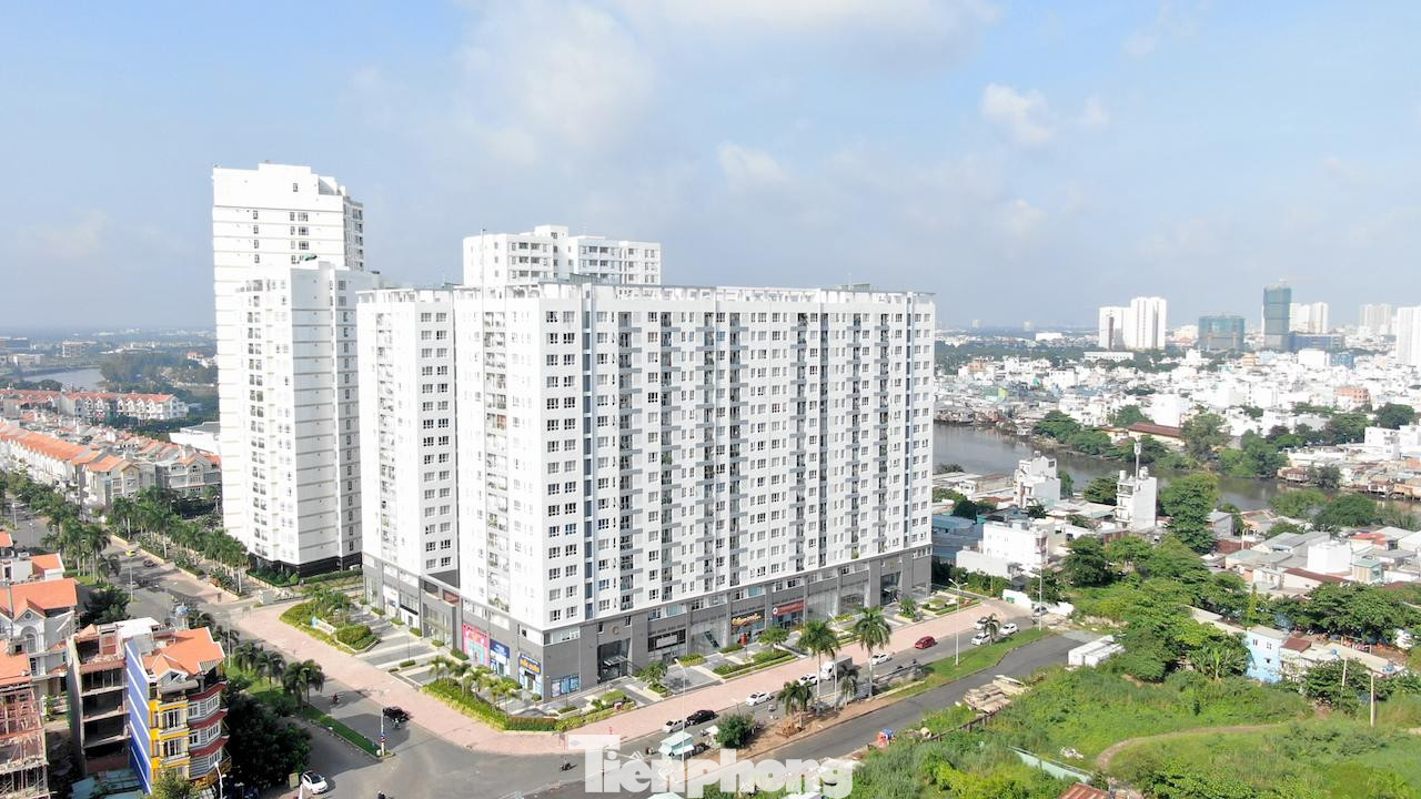 Thời gian qua, một số tập đoàn, doanh nghiệp bất động sản phải thực hiện các biện pháp “đau đớn” để... tồn tại.