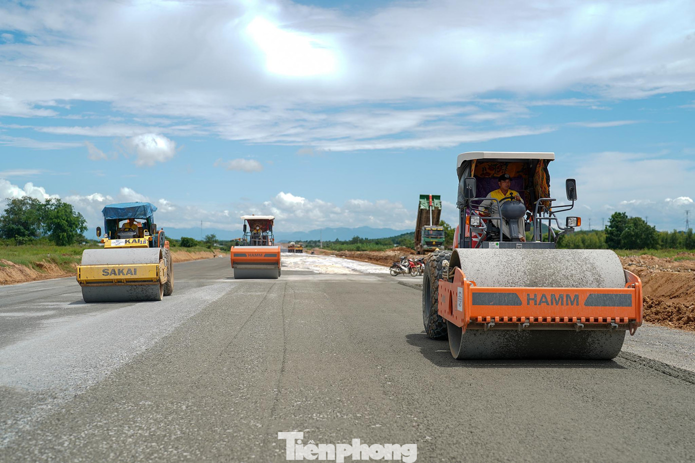 Khối lượng còn lại thuộc các phân đoạn đào sâu, đắp cao, phạm vi nút giao hoàn thành trong tháng 11/2022. Khối lượng còn lại thuộc các phân đoạn đào sâu, đắp cao, phạm vi nút giao hoàn thành trong tháng 11/2022.