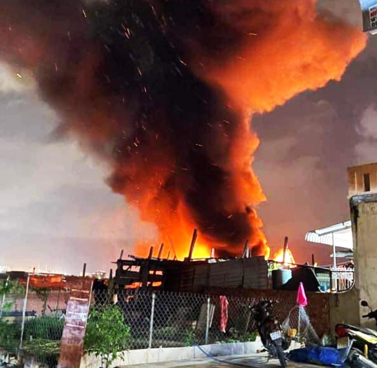 Ngọn lửa từ tàu cá bị cháy bốc cao hơn chục mét.