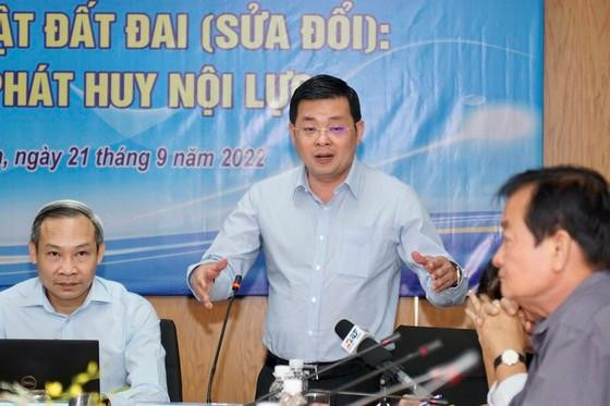 Ông Nguyễn Toàn Thắng, Giám đốc Sở Tài nguyên Môi trường TPHCM phát biểu tại tọa đàm.