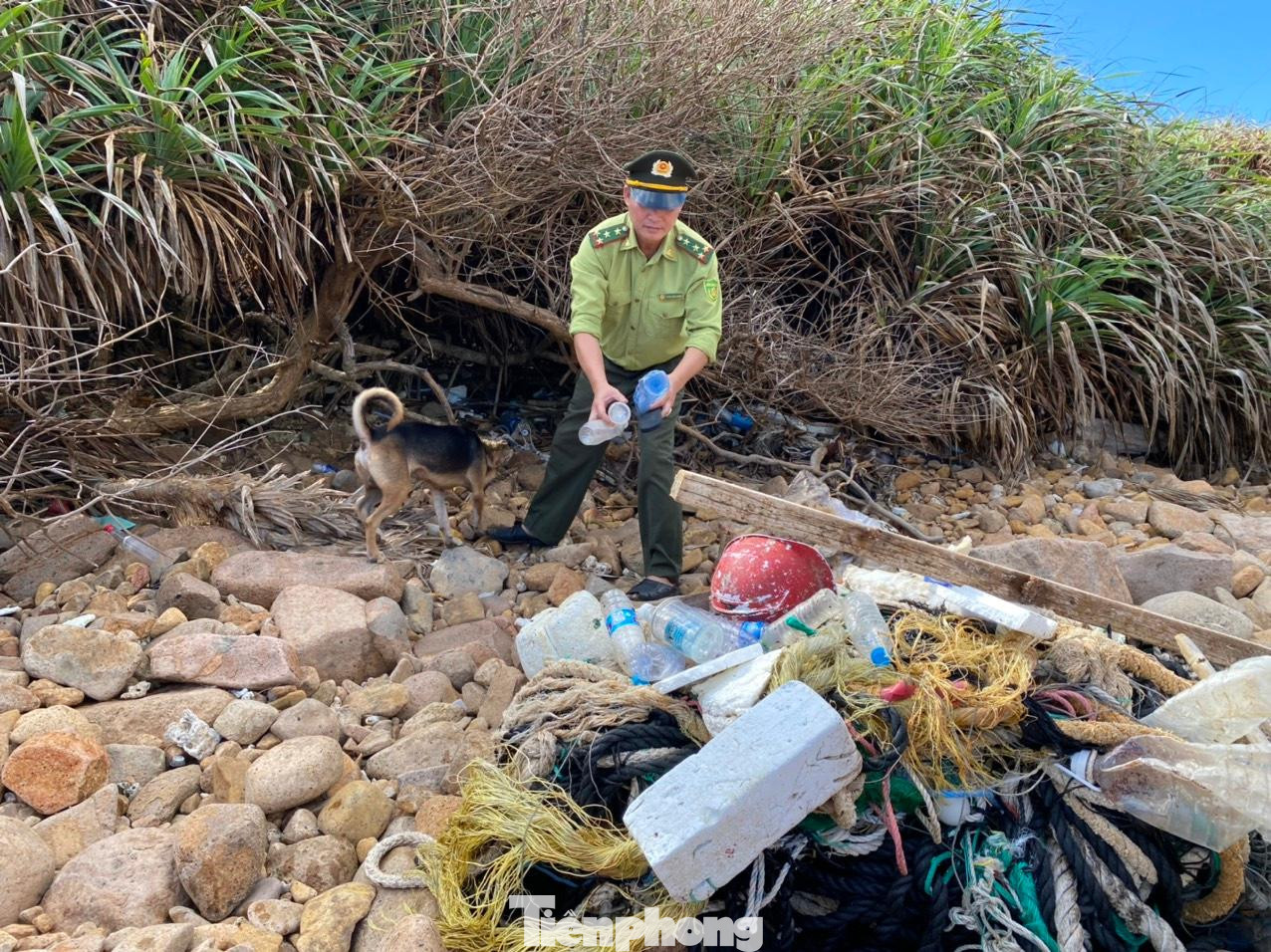 Anh Trần Mạnh Hùng - Trạm trưởng trạm Kiểm lâm Hòn Bảy Cạnh, cho biết: "Công việc hằng ngày của chúng tôi không chỉ là đỡ đẻ cho rùa Côn Đảo, mà còn là cuộc chiến với các bãi rác".