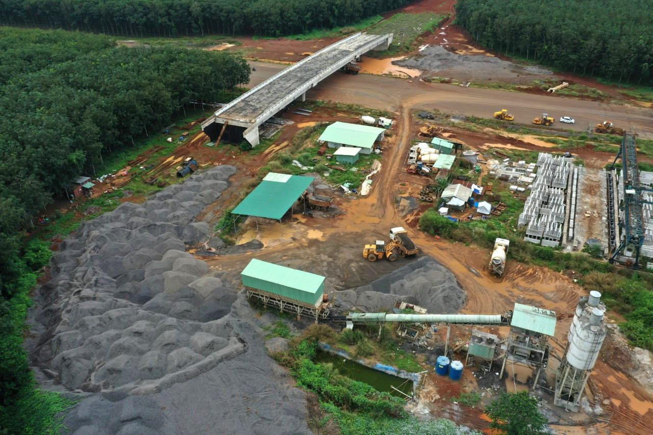 Khối lượng thi công mà Ban quản lý dự án báo cáo so với hiện trường thực tế mà đoàn đi kiểm tra là rất khác.