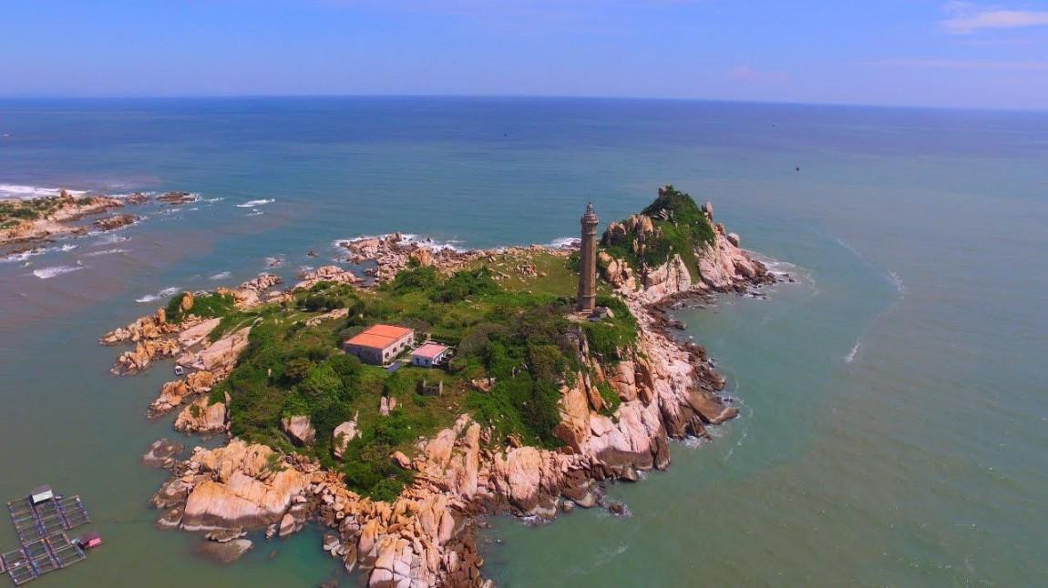 Khu vực mũi Kê Gà có bãi biển đẹp nhưng sóng rất lớn. Ảnh: R.T. Khu vực mũi Kê Gà có bãi biển đẹp nhưng sóng rất lớn. Ảnh: R.T.