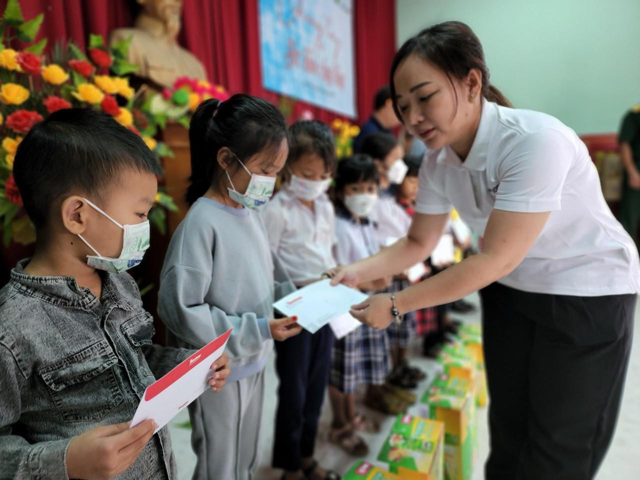 Đại diện Tập đoàn Novaland trao học bổng cho các em thiếu nhi. Đại diện Tập đoàn Novaland trao học bổng cho các em thiếu nhi.