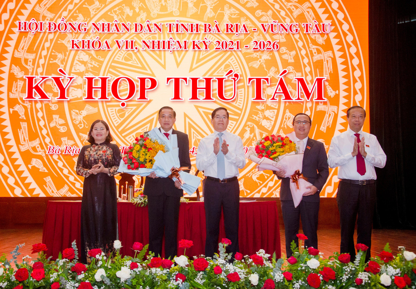 Lãnh đạo Tỉnh ủy, UBND tỉnh Bà Rịa-Vũng Tàu tặng hoa chúc mừng ông Lê Hoàng Hải (thứ hai từ phải qua) giữ chức Phó Chủ tịch HĐND tỉnh và ông Trần Quốc Khánh (thứ 2 từ trái qua) được bầu bổ sung chức danh Ủy viên UBND tỉnh (Khóa VII, nhiệm kỳ 2021-2026). Ảnh: Báo Bà Rịa-Vũng Tàu.