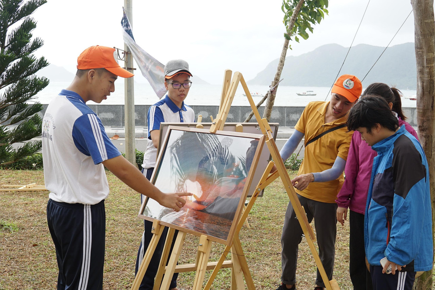 Giới trẻ xem triển lãm ảnh “Biển xanh Côn Đảo - Gìn giữ cho muôn đời sau”. Giới trẻ xem triển lãm ảnh “Biển xanh Côn Đảo - Gìn giữ cho muôn đời sau”.