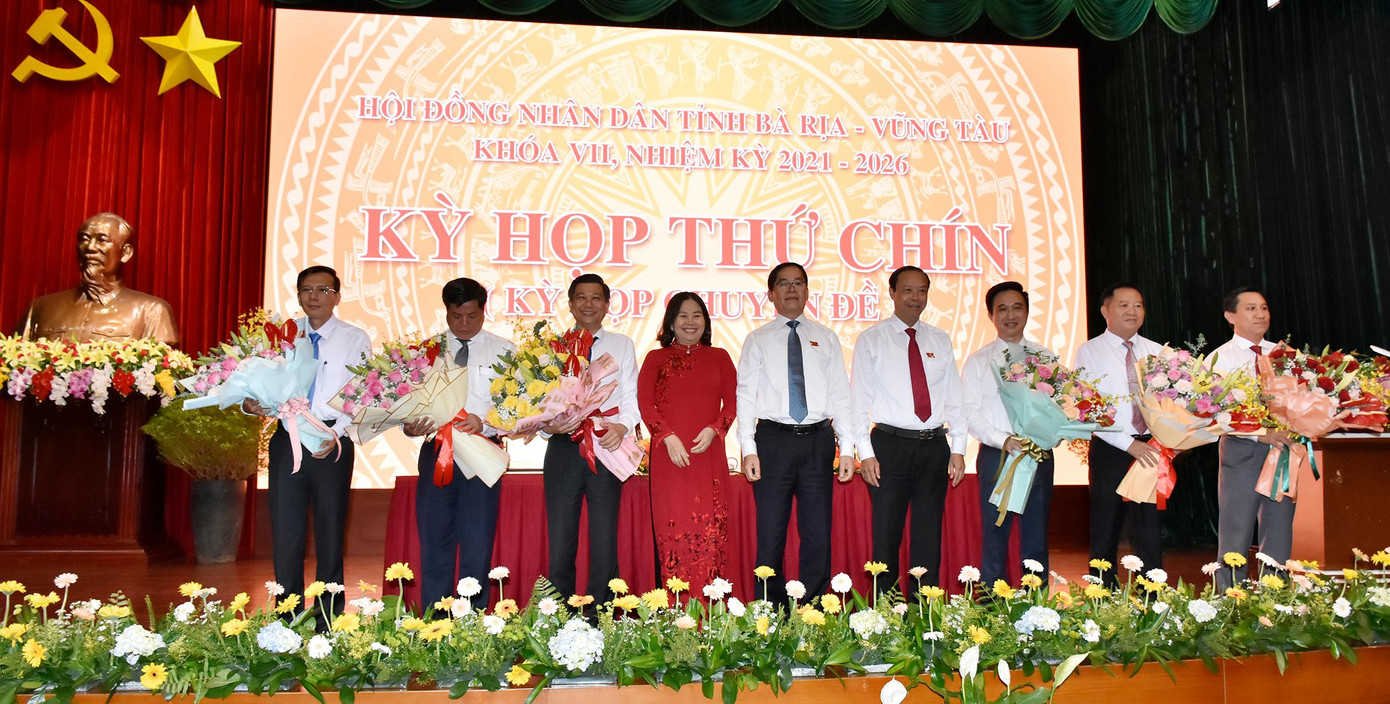 Lãnh đạo tỉnh Bà Rịa-Vũng Tàu tặng hoa chúc mừng ông Đặng Minh Thông, ông Trần Văn Tuấn và các ủy viên UBND tỉnh.