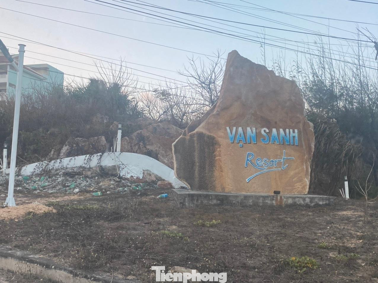 Dự án cảng biển Kê Gà giậm chân tại chỗ một thời gian dài, đến năm 2013 Chính phủ yêu cầu dừng triển khai vì không hiệu quả. UBND tỉnh Bình Thuận được giao phối hợp cùng các bộ ngành giải quyết hậu quả thiệt hại cho các nhà đầu tư. Dự án cảng biển Kê Gà giậm chân tại chỗ một thời gian dài, đến năm 2013 Chính phủ yêu cầu dừng triển khai vì không hiệu quả. UBND tỉnh Bình Thuận được giao phối hợp cùng các bộ ngành giải quyết hậu quả thiệt hại cho các nhà đầu tư.