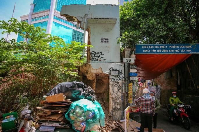 Sau đó, bà Giang dùng giấy chứng nhận quyền sử dụng đất nêu trên để thế chấp tại các chi nhánh khác nhau của một ngân hàng để bảo đảm cho nghĩa vụ trả nợ cho một loạt công ty, với cùng mục đích sử dụng vốn vay là bổ sung vốn để thực hiện thi công dự án “The Goldmark Premium Tower” giai đoạn 1 tại chính khu đất số 33 Nguyễn Du, 34-36-42 Chu Mạnh Trinh, quận 1. Tổng giá trị tài sản bảo đảm được xác định ở mức 7.251,56 tỷ đồng theo chứng thư thẩm định giá do Công ty CP thẩm định giá BTC Value lập ngày 3/2/2017. Thanh tra Chính phủ kết luận, thực tế không tồn tại, không có thủ tục xin lập dự án, không có phê duyệt dự án The Goldmark Premium Tower của các cơ quan có thẩm quyền tại khu đất trên. Sau đó, bà Giang dùng giấy chứng nhận quyền sử dụng đất nêu trên để thế chấp tại các chi nhánh khác nhau của một ngân hàng để bảo đảm cho nghĩa vụ trả nợ cho một loạt công ty, với cùng mục đích sử dụng vốn vay là bổ sung vốn để thực hiện thi công dự án “The Goldmark Premium Tower” giai đoạn 1 tại chính khu đất số 33 Nguyễn Du, 34-36-42 Chu Mạnh Trinh, quận 1. Tổng giá trị tài sản bảo đảm được xác định ở mức 7.251,56 tỷ đồng theo chứng thư thẩm định giá do Công ty CP thẩm định giá BTC Value lập ngày 3/2/2017. Thanh tra Chính phủ kết luận, thực tế không tồn tại, không có thủ tục xin lập dự án, không có phê duyệt dự án The Goldmark Premium Tower của các cơ quan có thẩm quyền tại khu đất trên.