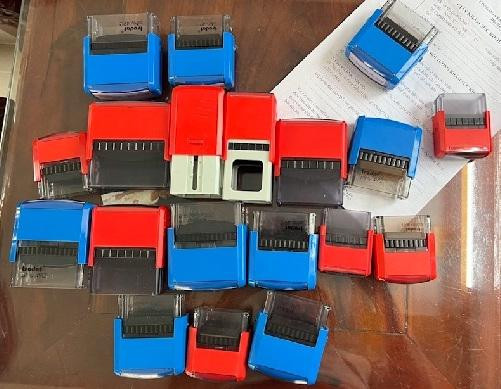 Công an lập biên bản thu giữ nhiều mộc dấu tròn giả, hình dấu của các cơ quan chức năng trên địa bàn tỉnh Bà Rịa-Vũng Tàu.