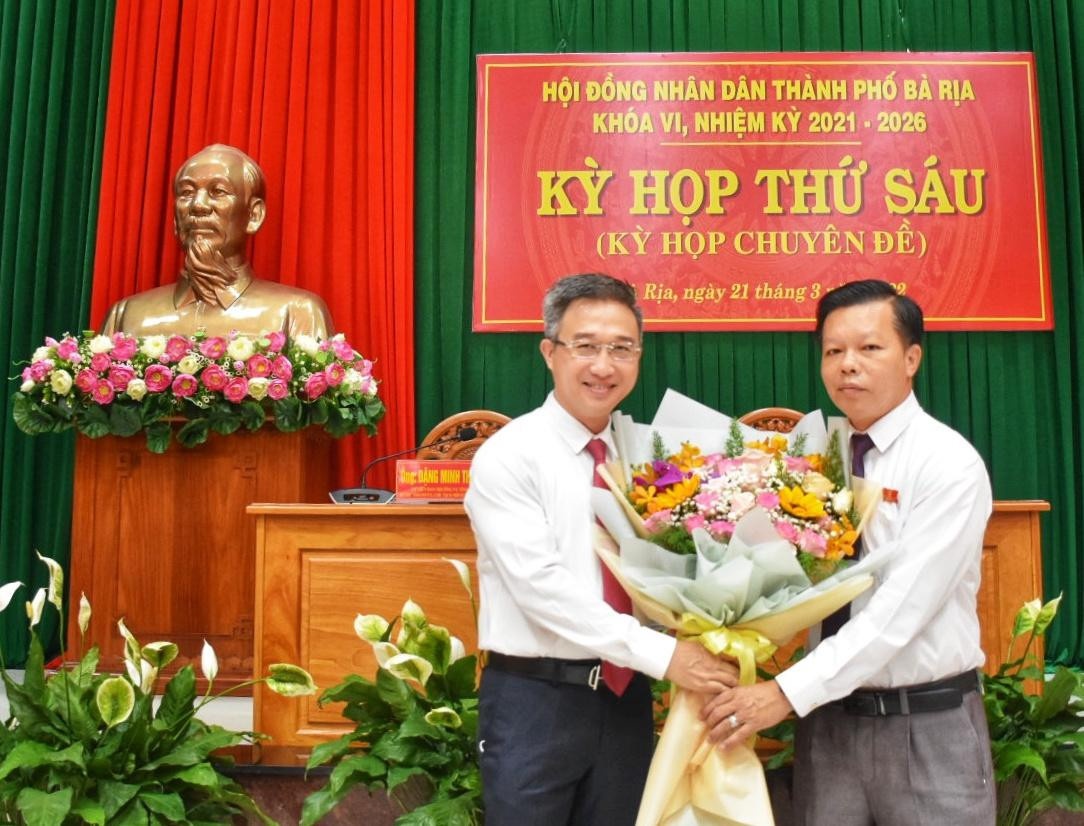 Ông Trần Thanh Dũng (bìa trái) nhận hoa chúc mừng tại kỳ họp. Ông Trần Thanh Dũng (bìa trái) nhận hoa chúc mừng tại kỳ họp.