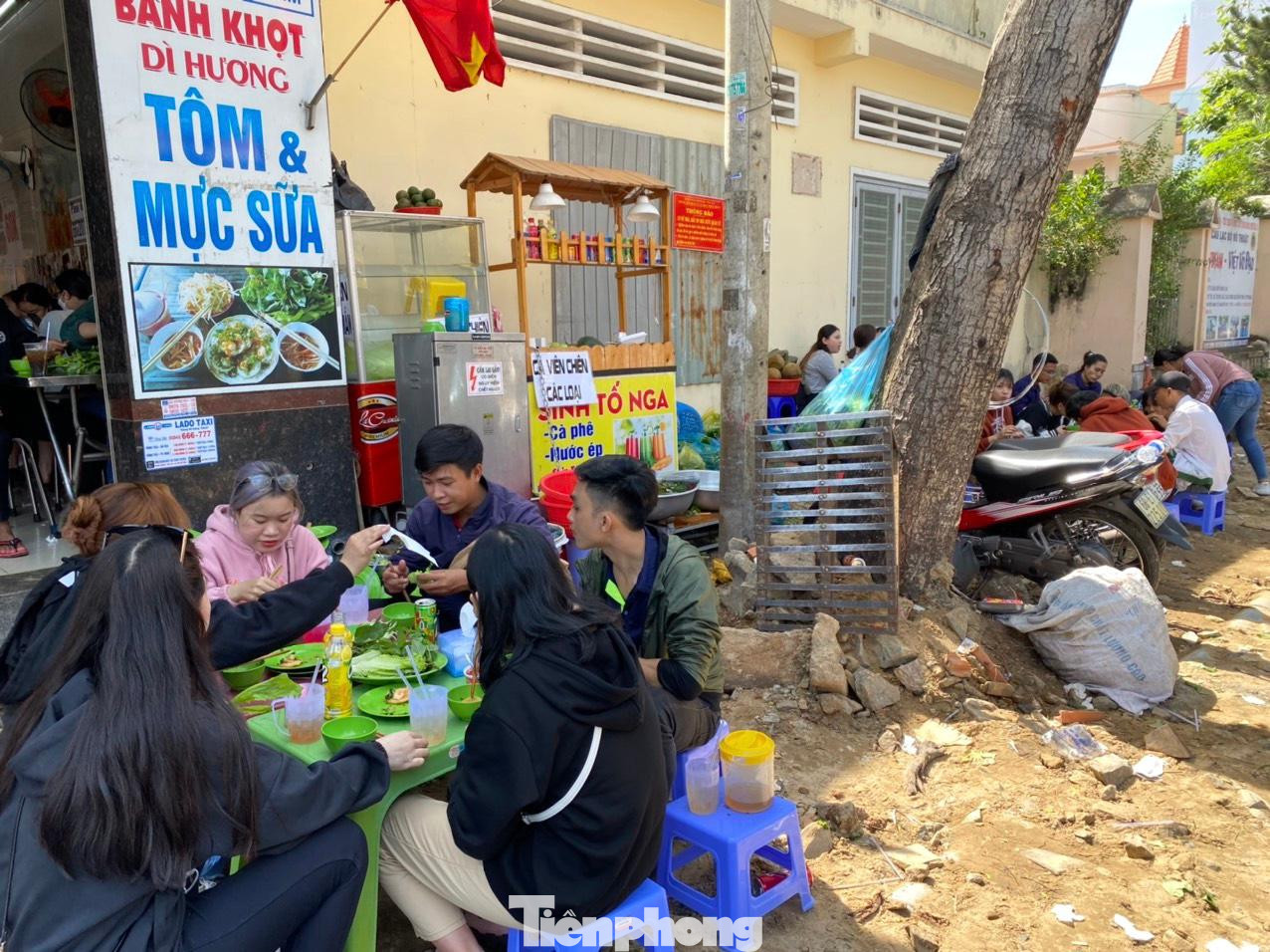 Các quán ăn ở Vũng Tàu rơi vào tình trạng quá tải, phải kê ghế ngồi ra cả vỉa hè đang thi công.