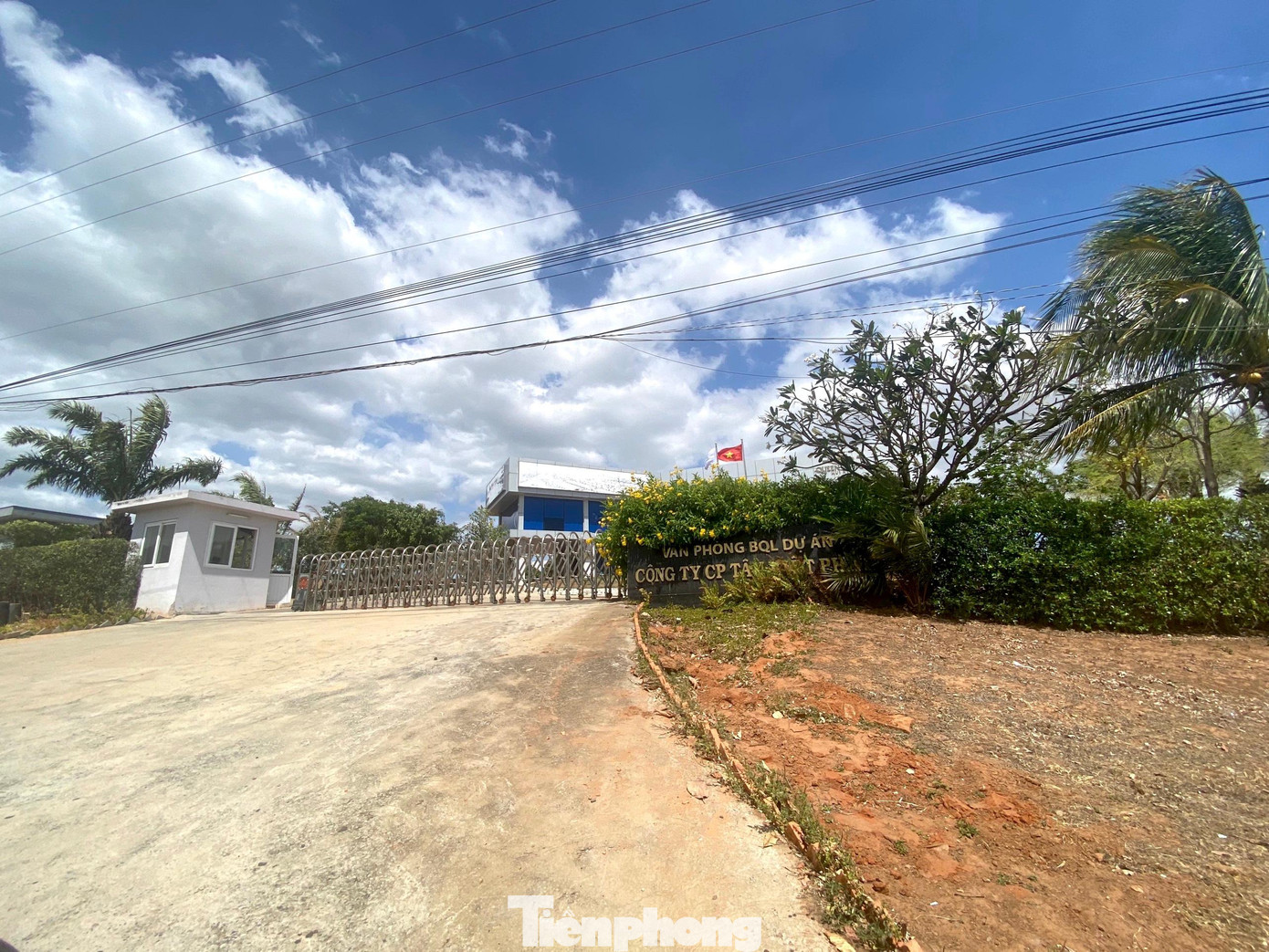 Khoảng 10 ngày sau khi UBND tỉnh Bình Thuận cho chủ trương, ngày 3/3/2017 Sở TN-MT có tờ trình UBND tỉnh giao 3 lô đất này cho Công ty CP Tân Việt Phát. Chỉ 4 ngày sau, tức ngày 7/3/2017, UBND tỉnh Bình Thuận có quyết định số 610 về việc thu hồi và giao đất, cho thuê đất cho Công ty CP Tân Việt Phát. Trong quyết định ghi rõ: “Cho Công ty Tân Việt Phát thuê lô đất số 18 (23.298,6 m2 đất thương mại dịch vụ); thời hạn thuê 50 năm, trả tiền một lần. Giao 2 lô đất số 19 và 20 (diện tích 69.302,3m2, đất ở kết hợp thương mại dịch vụ) sử dụng lâu dài, giao đất có thu tiền sử dụng đất”.