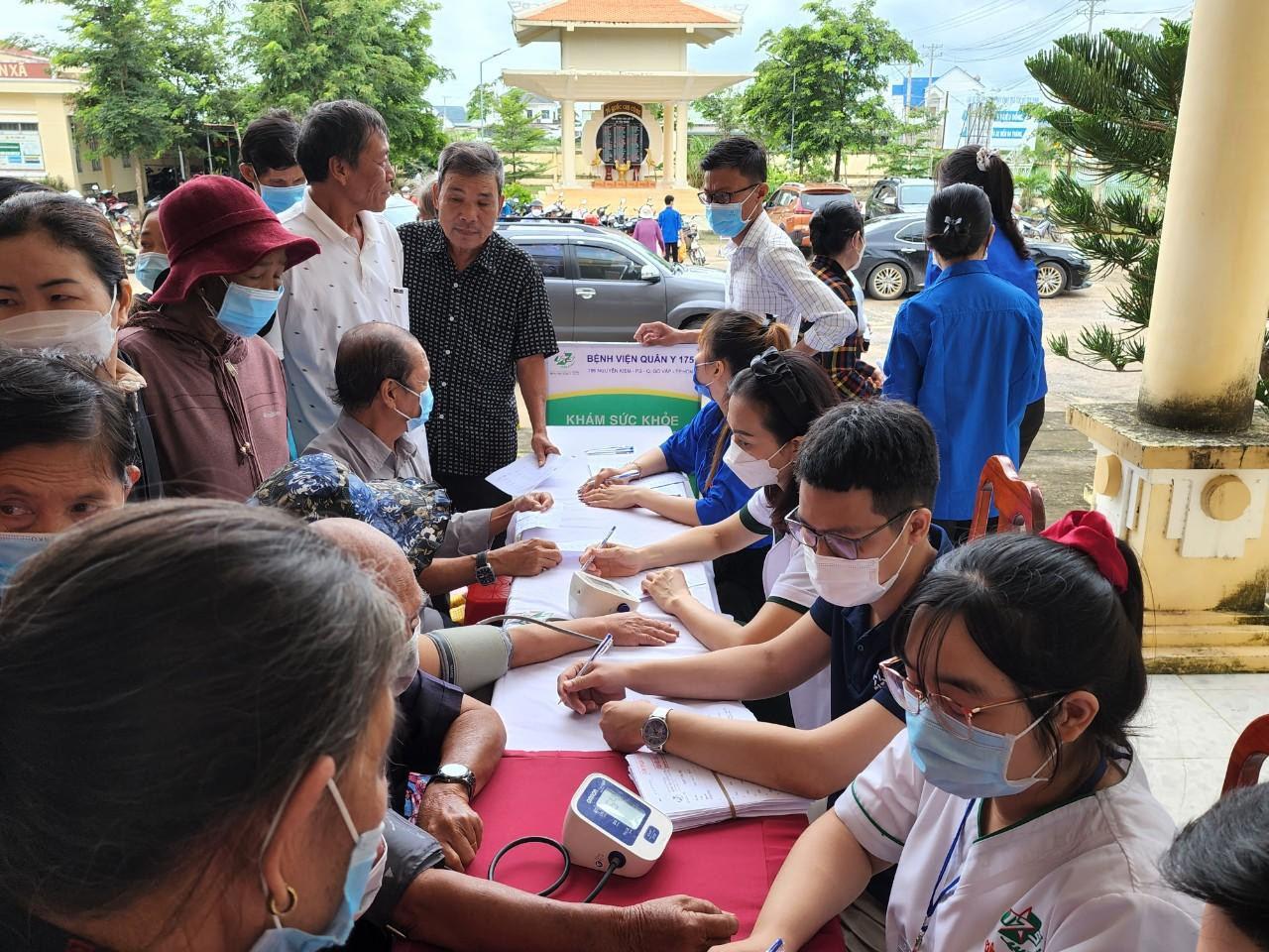 Hơn 300 bà con ở xã Tân Thuận đã đến khám chữa bệnh chương trình “Chung tay vì sức khỏe cộng đồng” tại xã Tân Thành, huyện Hàm Thuận Nam. Hơn 300 bà con ở xã Tân Thuận đã đến khám chữa bệnh chương trình “Chung tay vì sức khỏe cộng đồng” tại xã Tân Thành, huyện Hàm Thuận Nam.