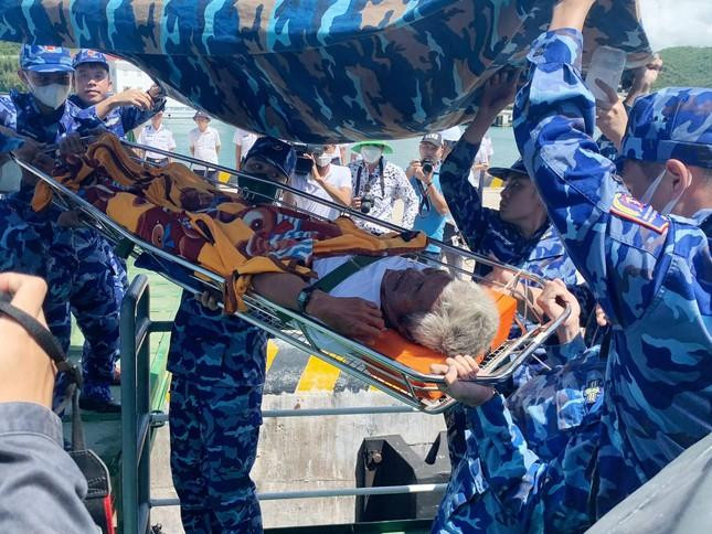 Lực lượng quân y đưa ông Trần Thuận Thanh về thị xã Ninh Hoà chữa trị. Ảnh L.H.