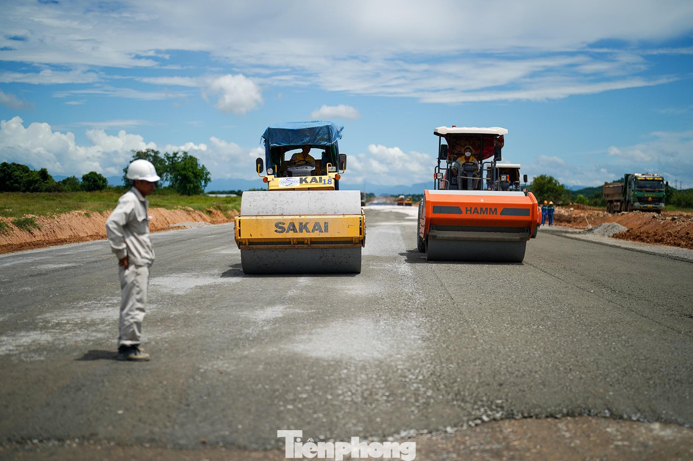 Cụ thể, đắp nền tuyến chính cơ bản hoàn thành trong tháng 10/2022. Cụ thể, đắp nền tuyến chính cơ bản hoàn thành trong tháng 10/2022.