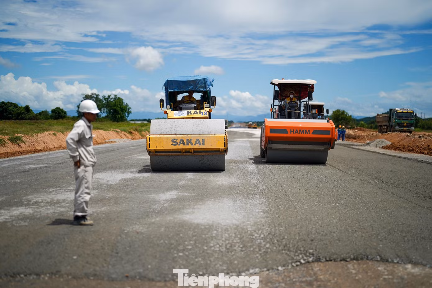 Cụ thể, đắp nền tuyến chính cơ bản hoàn thành trong tháng 10/2022. Cụ thể, đắp nền tuyến chính cơ bản hoàn thành trong tháng 10/2022.