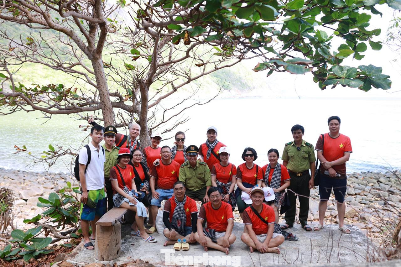 Các cán bộ, phóng viên của Báo Tiền Phong và các kiểm lâm viên của trạm Kiểm lâm Hòn Bảy Cạnh chụp hình lưu niệm.