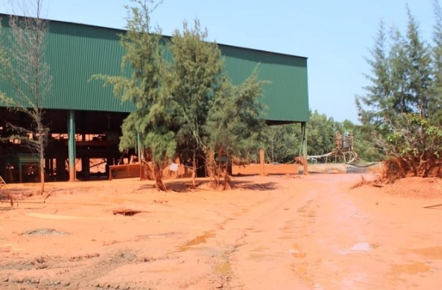 Qua xác minh ban đầu cho thấy, công ty có kế hoạch di chuyển cát từ bãi thải đến vị trí khác cách đó 400m bằng phương pháp bơm nước theo hệ thống ống dẫn. Theo đó, có 3 máy hút cách chân bãi thải khoảng 15m bơm cát đến hồ chứa. Khi 5 công nhân đang làm việc thì xảy ra sạt lở từ độ cao 20m xuống vùi lấp 4 người. Tổ trưởng tổ khai thác Phan Văn Hưng (trú tỉnh Nghệ An) là người duy nhất chạy thoát được ra ngoài.