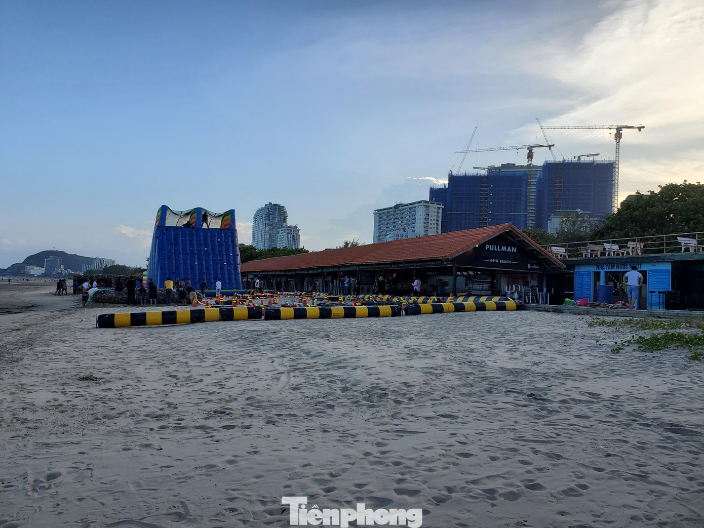 Ngoài ra, Thanh tra tỉnh Bà Rịa-Vũng Tàu xác định 7 doanh nghiệp khác quản lý, sử dụng các phần đất vốn thuộc tổng diện tích đất tại Bãi Sau do tỉnh giao cho Công ty Đầu tư xây lắp Bà Rịa-Vũng Tàu từ năm 1997. Cụ thể là Công ty CP Quốc tế du lịch Hải Dương (diện tích 10.900m2), Công ty CP Du lịch tỉnh Bà Rịa-Vũng Tàu (diện tích 54.171m2), Công ty OSC Việt Nam (25.153m2), Công ty TNHH Janhold OSC (7.681m2), Công ty CP Khách sạn Du lịch Tháng Mười (16.536m2), Công ty Nghinh Phong (32.835m2).