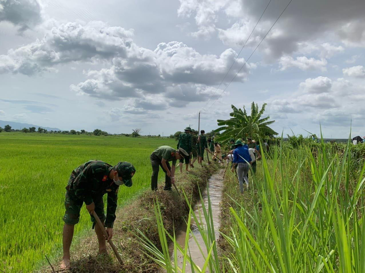 Trong nhiệm kỳ vừa qua, Tỉnh Đoàn Bình Thuận đã làm được 215 công trình thủy lợi nhỏ. Trong nhiệm kỳ vừa qua, Tỉnh Đoàn Bình Thuận đã làm được 215 công trình thủy lợi nhỏ.